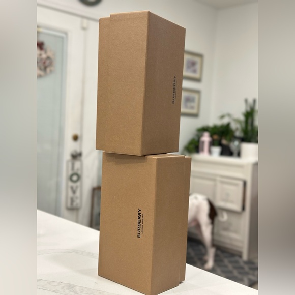 Burberry Large Sunglass box set - Picture 3 of 7